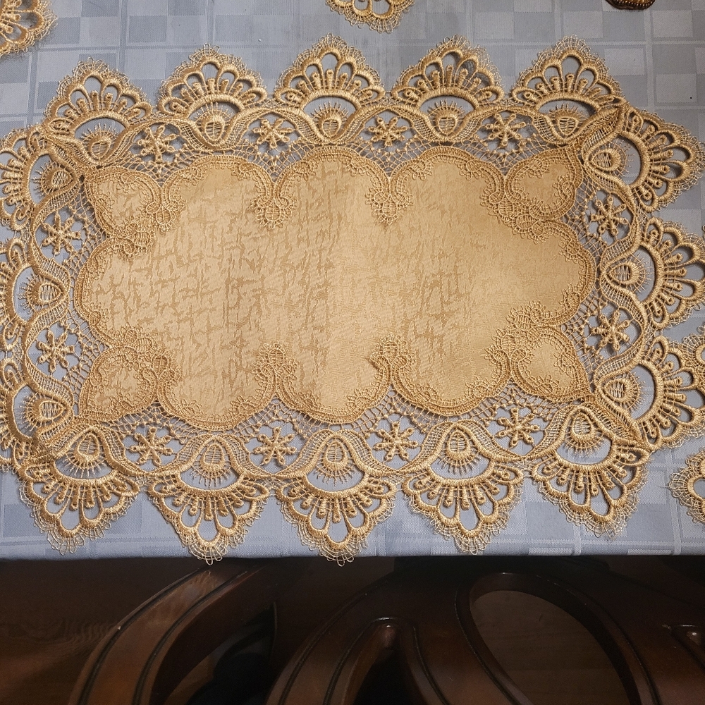 Elegant Gold Lace Table Runner,12 Placemats And 1 10 In Round Lot